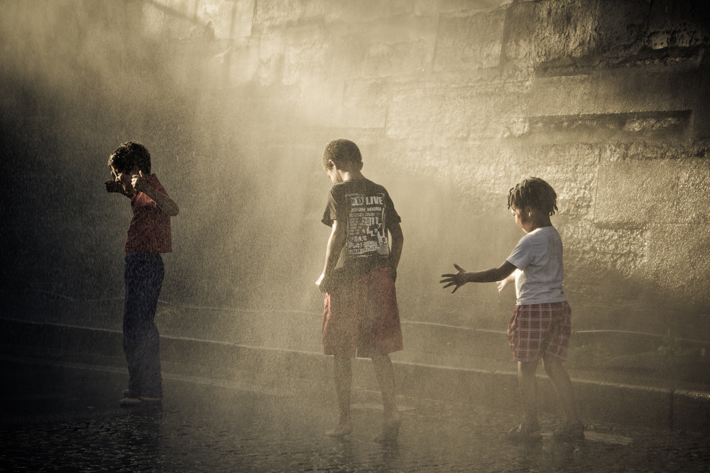 Kinder im Sprühregen von Paris-Plages