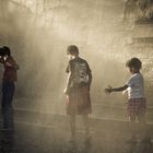 Kinder im Sprühregen von Paris-Plages