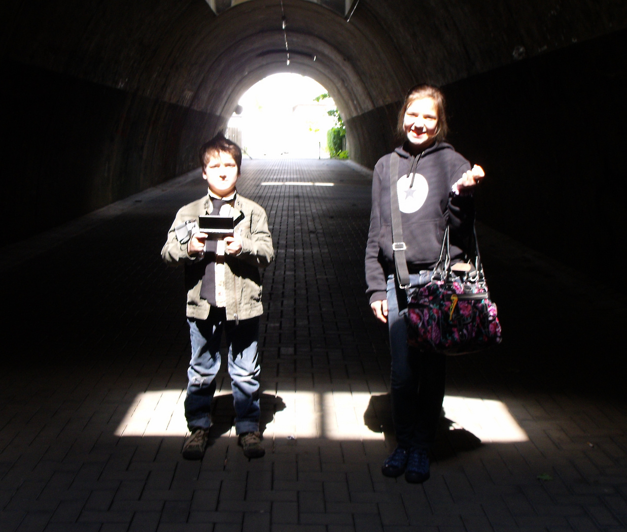 Kinder im Tunnel
