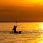 Kinder im Wasser Sonnenuntergang