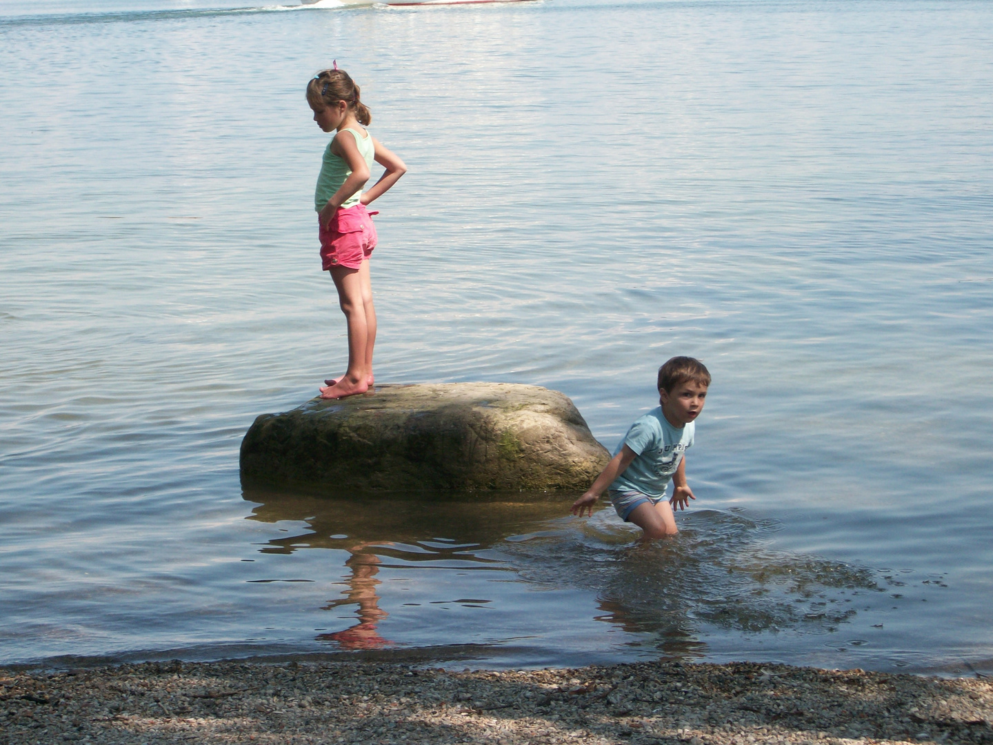 Kinder im Wasser spielend