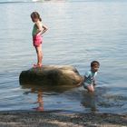 Kinder im Wasser spielend