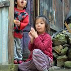 Kinder in Chyamche auf 1400 m Höhe