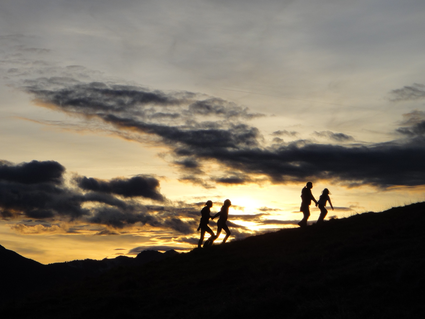 Kinder in der Abendsonne