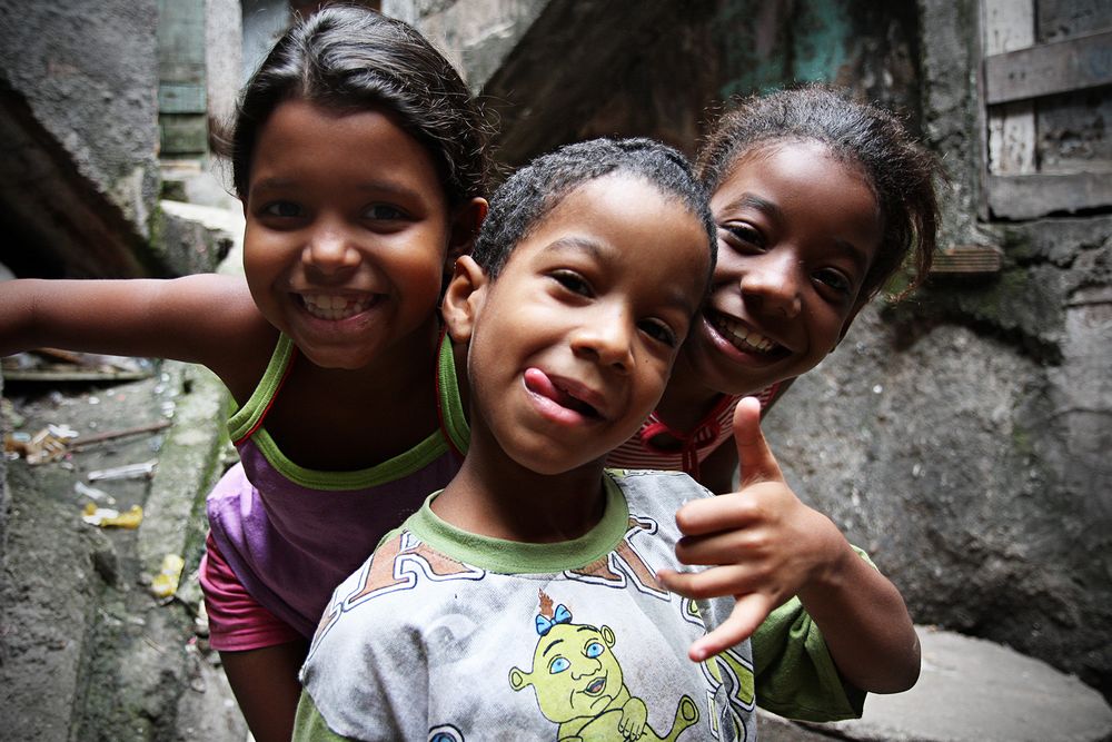 Kinder in der Favela Rocinah - Rio de Janeiro