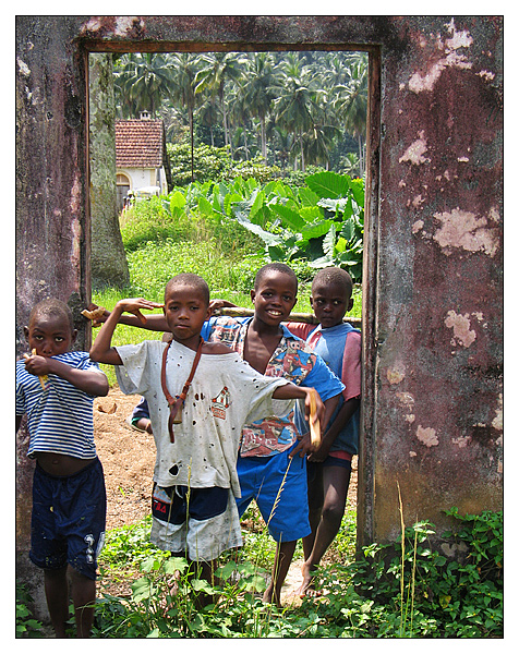 Kinder in der Roça Ribeira Peixe - São Tomé e Príncipe