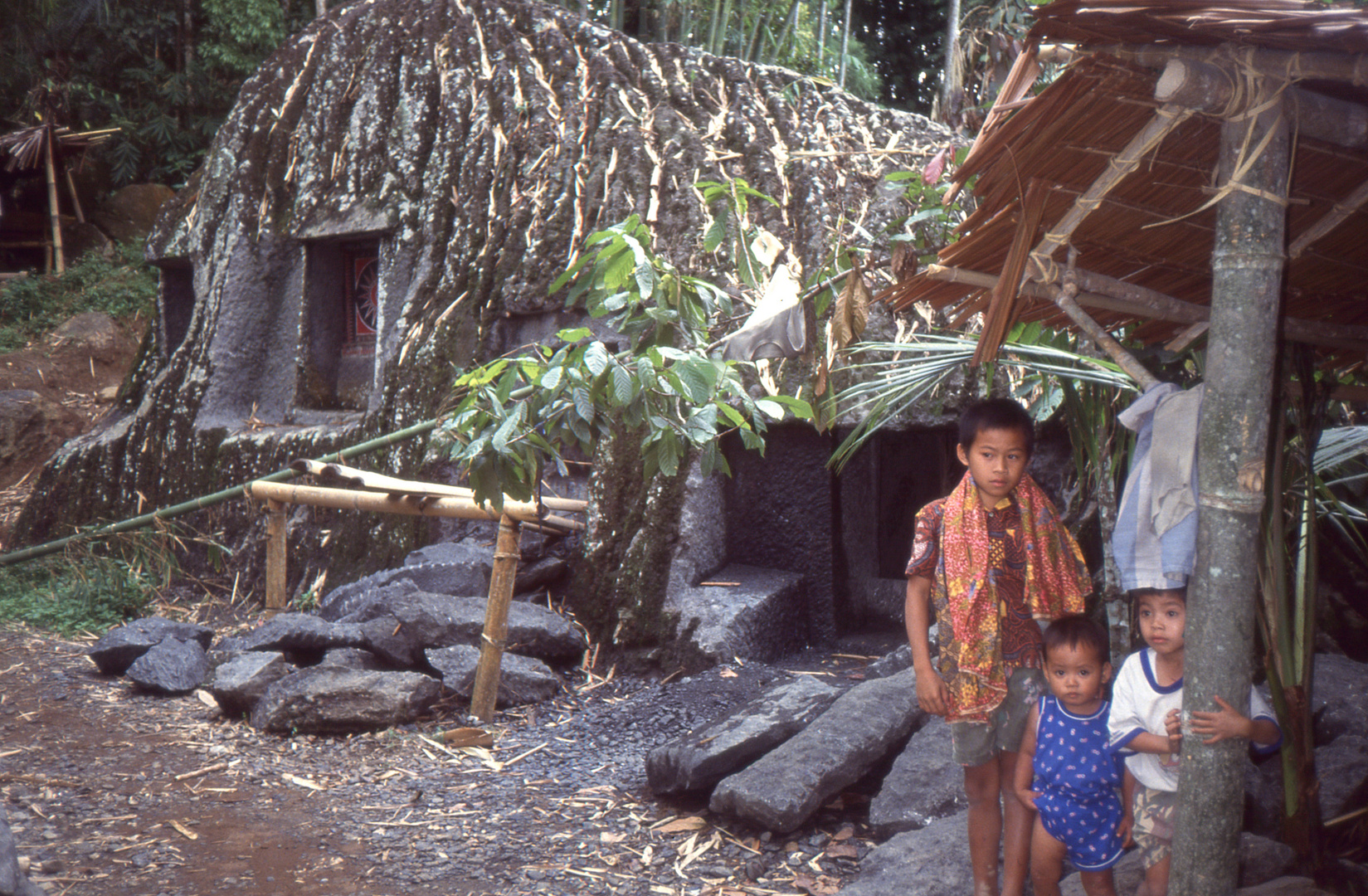 Kinder in einem Dörfchen im Torajaland auf Sulawesi - Indonesien