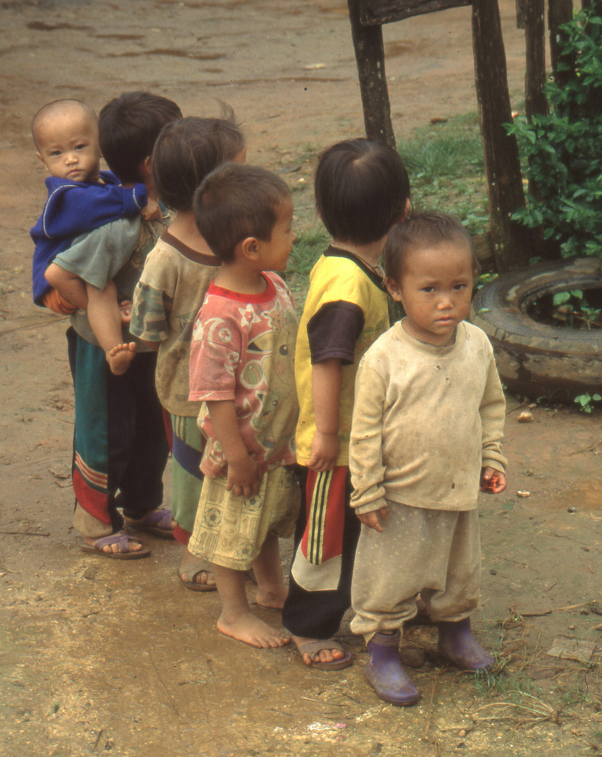 Kinder in einem Dörfchen irgendwo in Nord Thailand