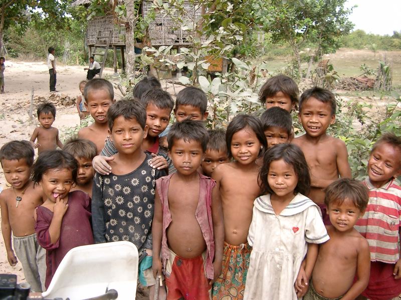 Kinder in einem Dorf bei Angkor