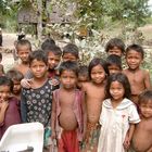 Kinder in einem Dorf bei Angkor