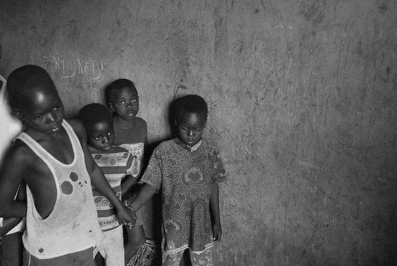Kinder in einem Krankenhaus im noerdlichen Kongo