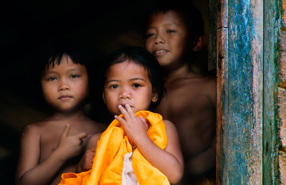 Kinder in einem Langhaus auf Borneo