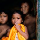 Kinder in einem Langhaus auf Borneo