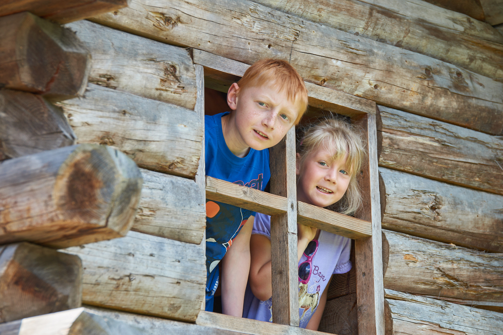 Kinder in einer Blockhütte, Children in a log cabin