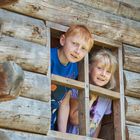 Kinder in einer Blockhütte, Children in a log cabin