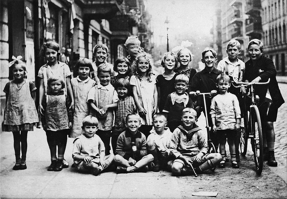 Kinder in Hamburg vor ca. 100 Jahren