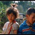 Kinder in Hilltribe Dorf (2)