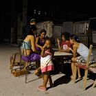 Kinder in Kuba spielen in der Nacht auf der Strasse Domino