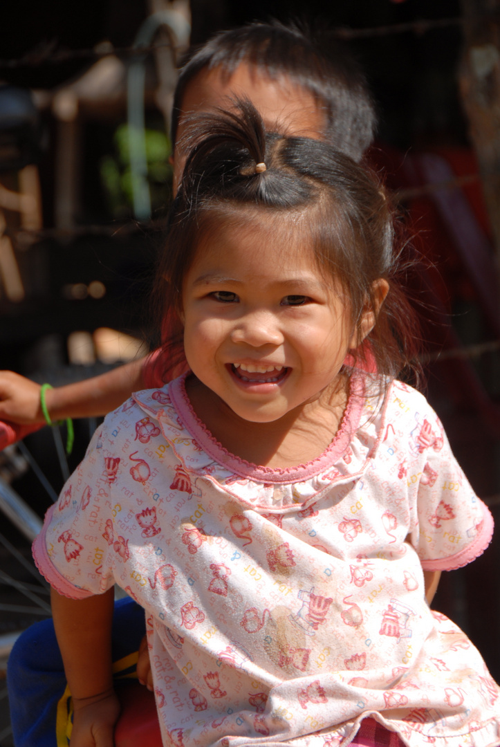 ... Kinder in Laos können so fröhlich sein!