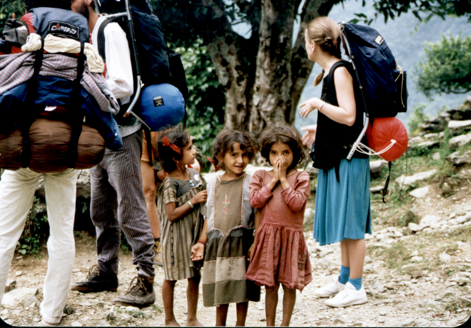 Kinder in Nepal in den Bergen.