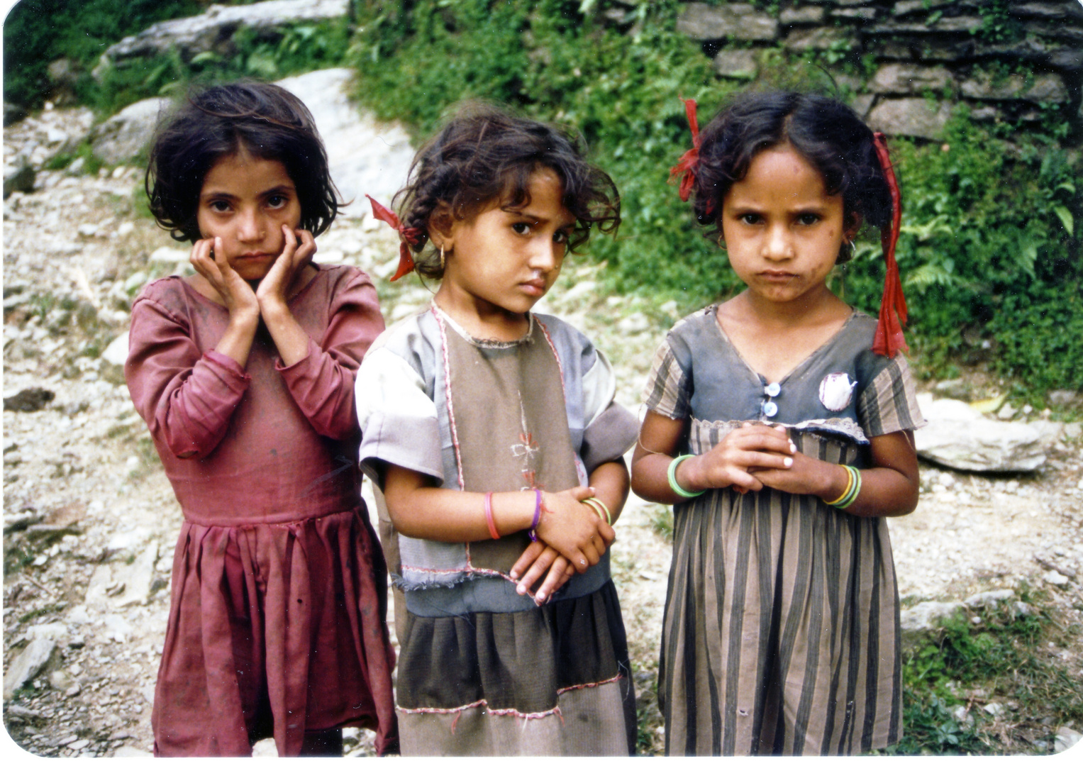 Kinder in Nepal in den Bergen.