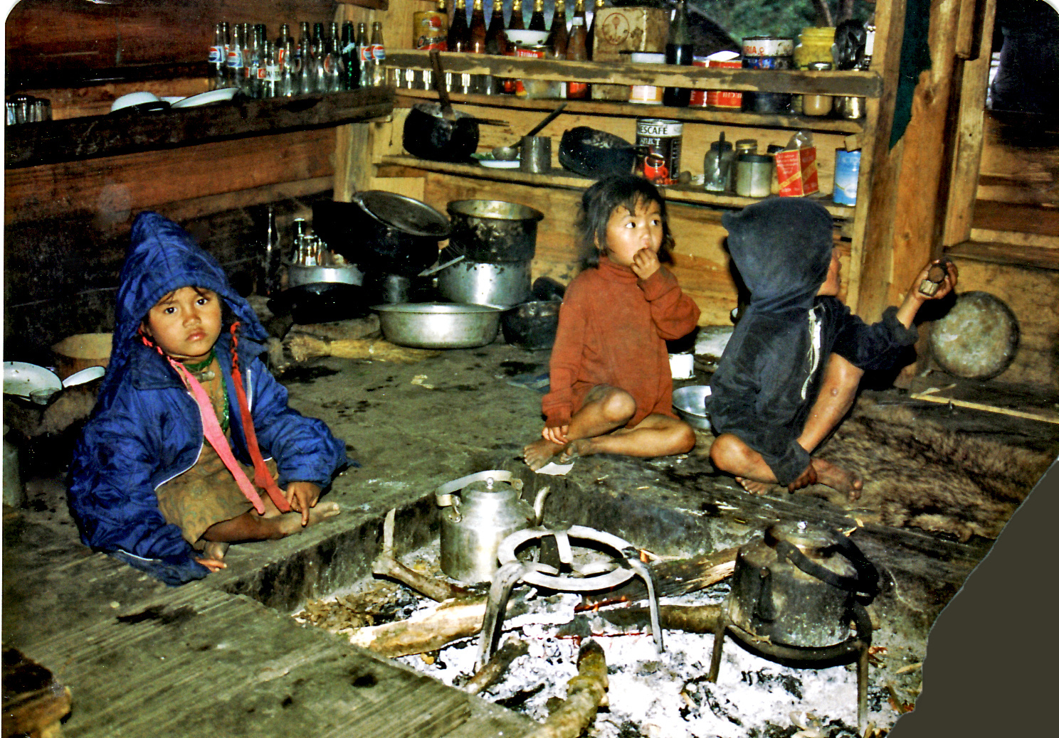 Kinder in Nepal in den Bergen.