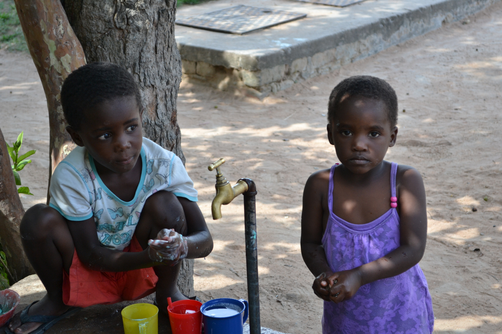 Kinder in Sambia beim abwaschen