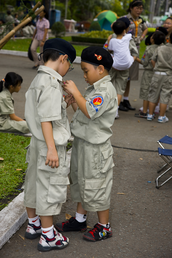 Kinder in Schuluniformen