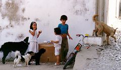 Kinder in Tevira, Portugal