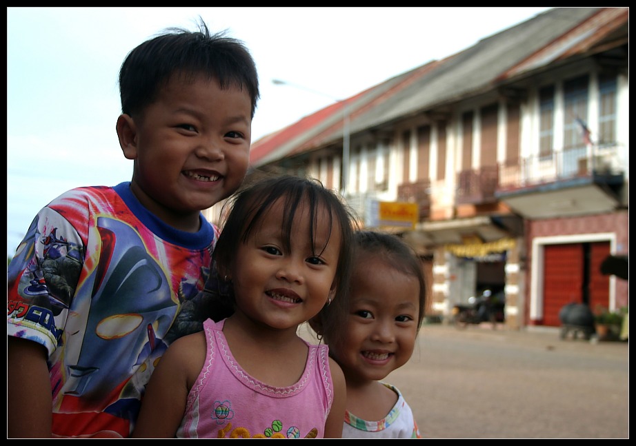 Kinder in Thakhek, Laos