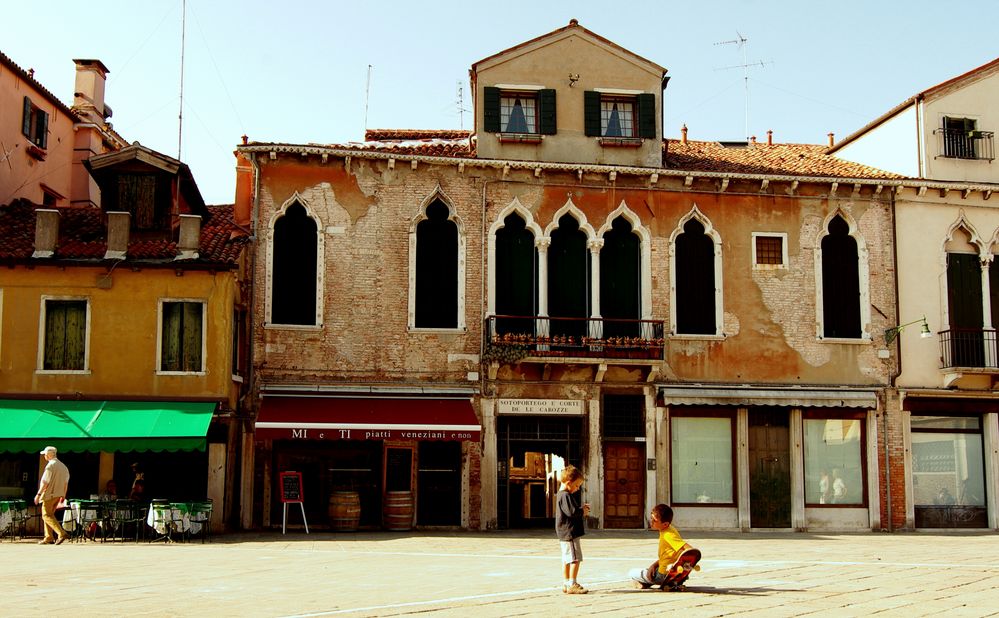 Kinder in Venedig