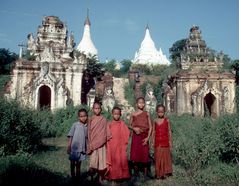 Kinder in verfallener Tempelanlage bei Amarapura