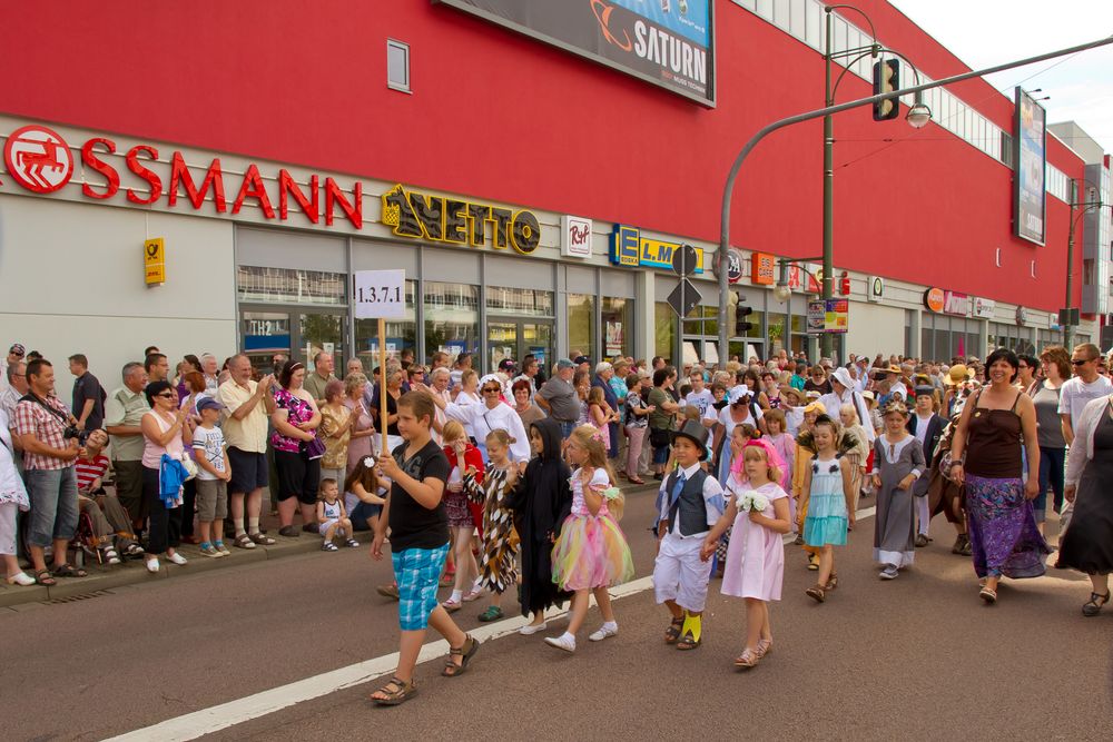 Kinder in vielen bunten Kostümen