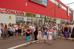 Kinder in vielen bunten Kostümen