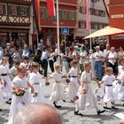 Kinder in weiß reichlich mit Blumen