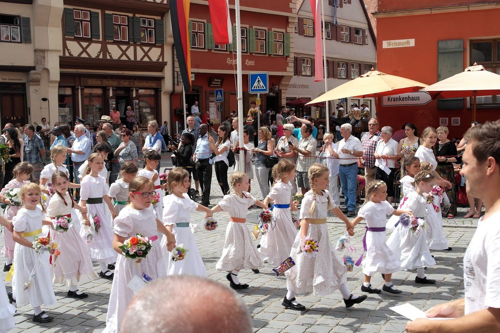 Kinder in weiß reichlich mit Blumen