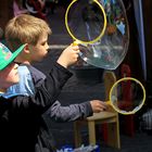 Kinder machen Riesen-Seifenblasen.....