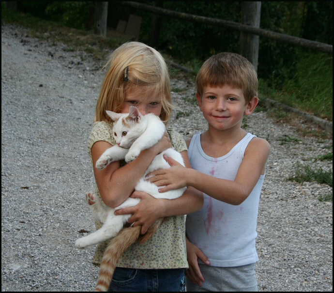 Kinder mit Katze