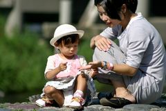 Kinder mit Queitscheschuhen an der Leine