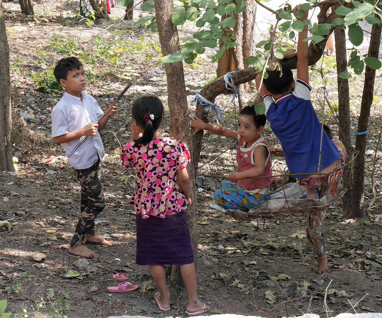 Kinder mit Schaukel in Mandalay