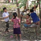 Kinder mit Schaukel in Mandalay