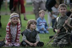 Kinder schauen dem Gaukler zu 2