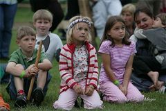 Kinder schauen dem Gaukler zu 7