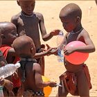 Kinder schauen ... in Namibia