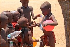 Kinder schauen ... in Namibia