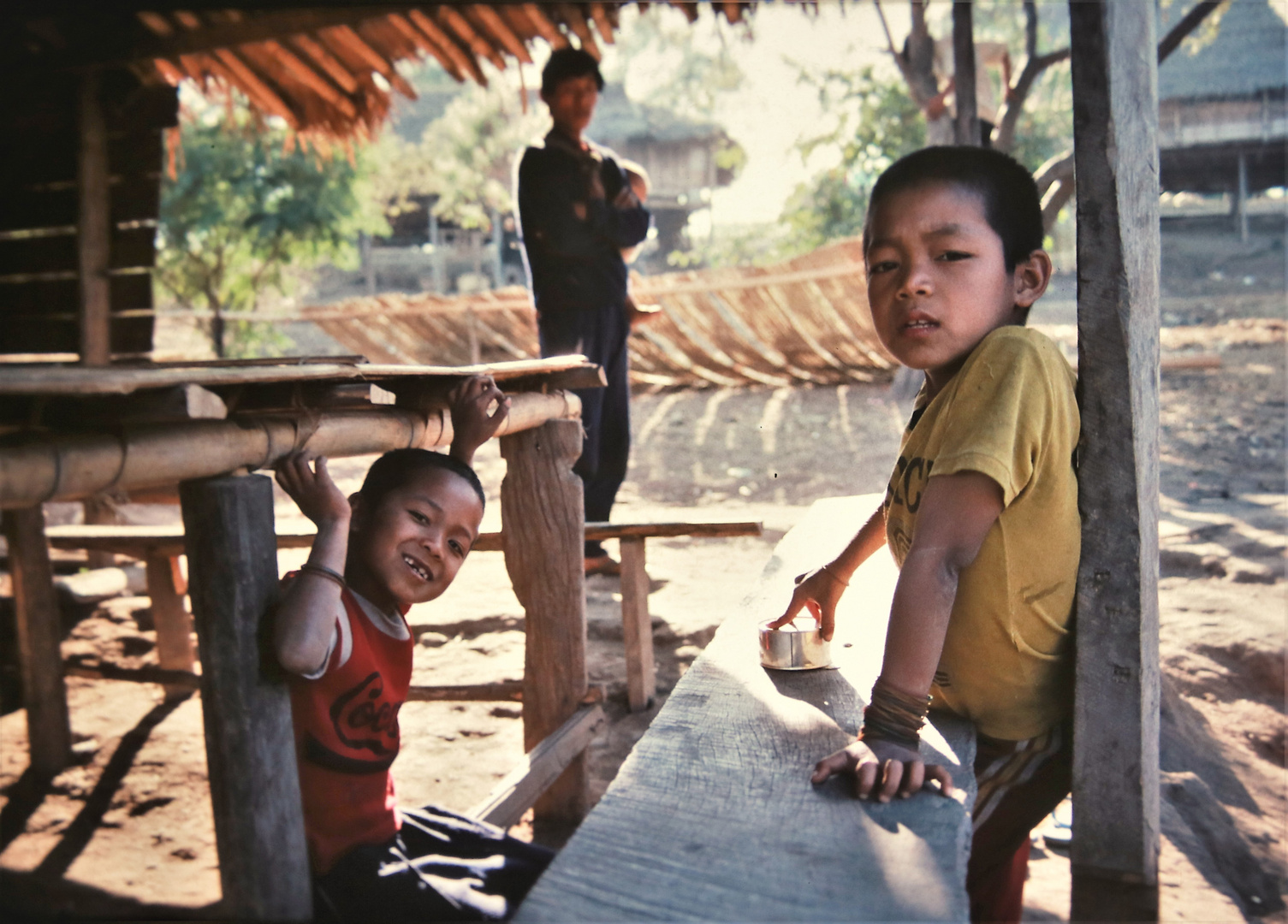 Kinder schauen in Thailand