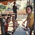 Kinder schauen in Thailand