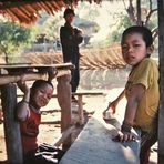 Kinder schauen in Thailand