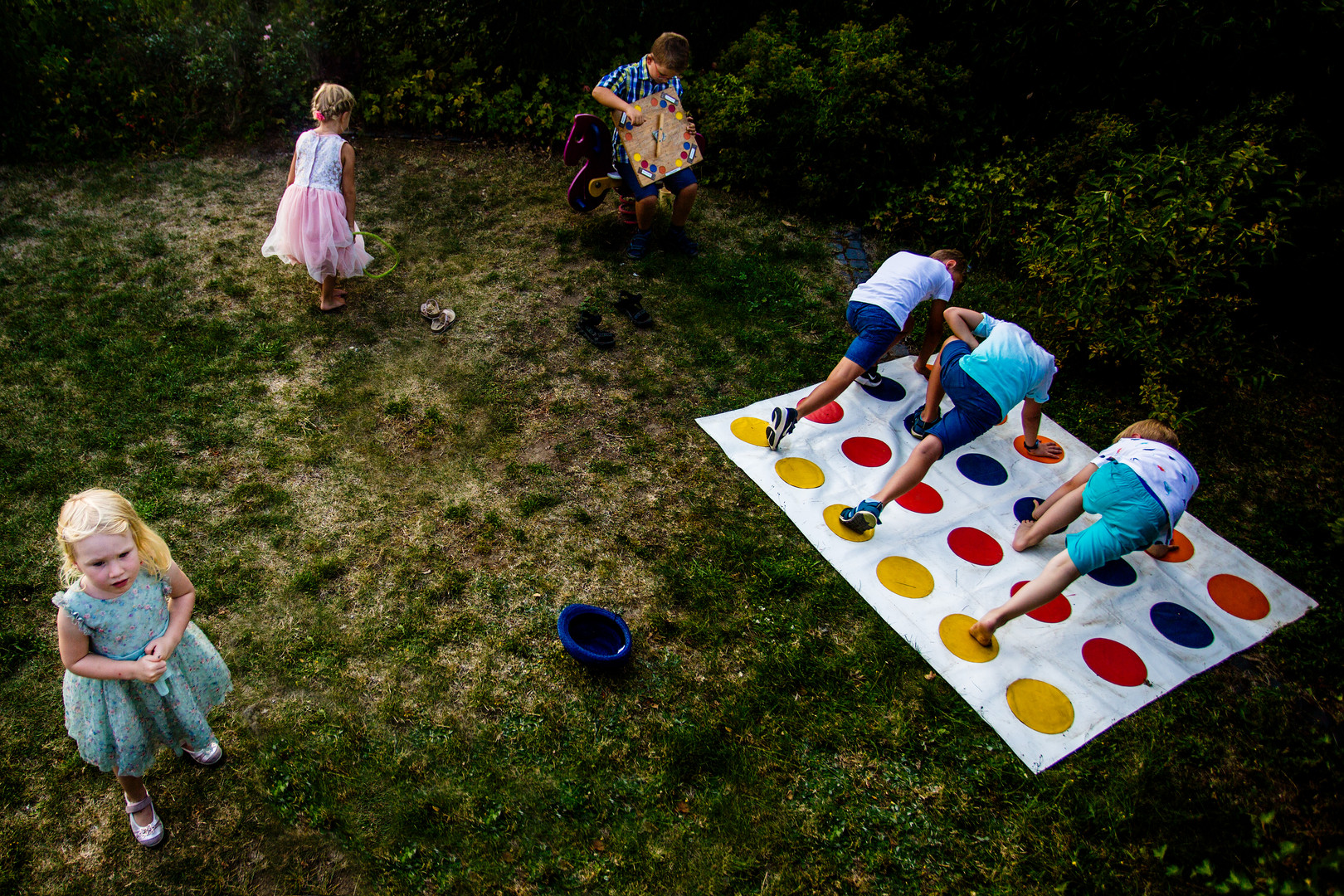 Kinder spielen auf einer Hochzeit in Hessen
