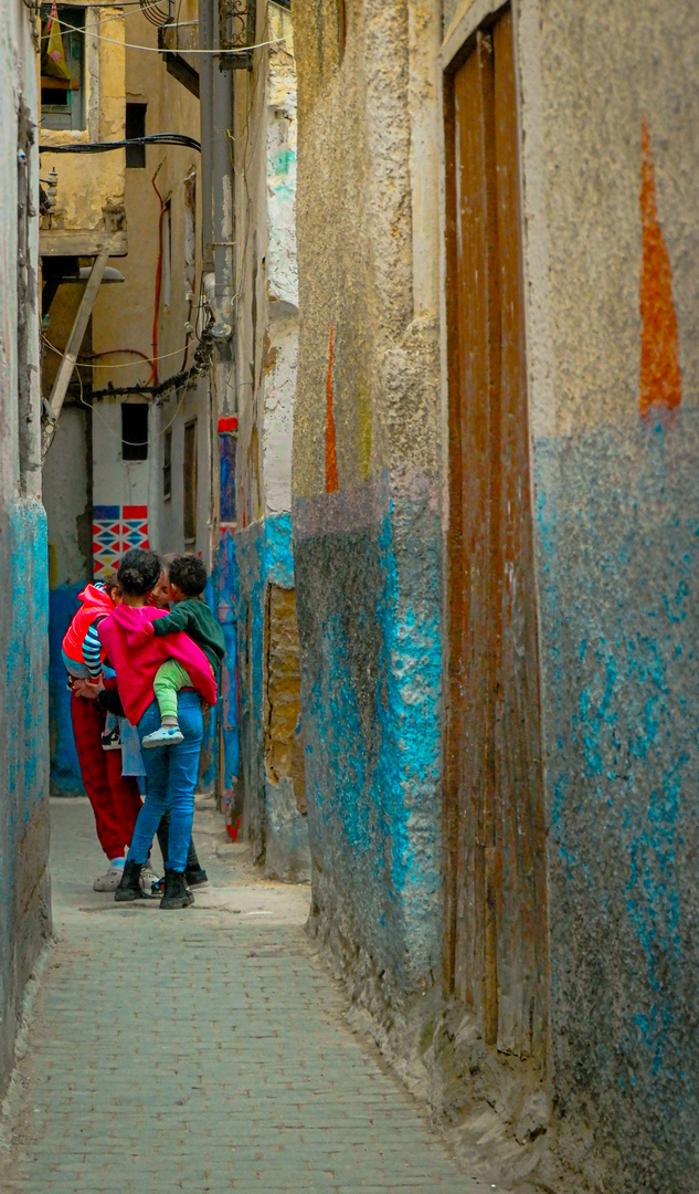 Kinder spielen in der Medina von Fes, Marokko